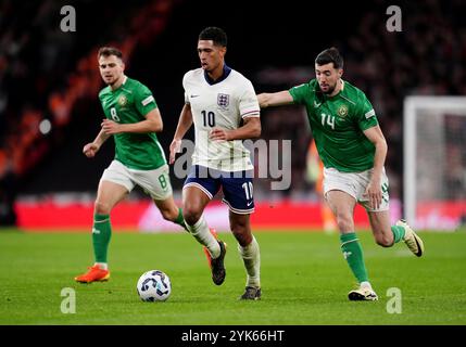 L'inglese Jude Bellingham (a sinistra) e il finlandese Azaz (a destra) della Repubblica d'Irlanda combattono per il pallone durante la partita del gruppo B2 della UEFA Nations League allo stadio Wembley di Londra. Data foto: Domenica 17 novembre 2024. Foto Stock