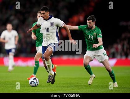 L'inglese Jude Bellingham (a sinistra) e il finlandese Azaz (a destra) della Repubblica d'Irlanda combattono per il pallone durante la partita del gruppo B2 della UEFA Nations League allo stadio Wembley di Londra. Data foto: Domenica 17 novembre 2024. Foto Stock