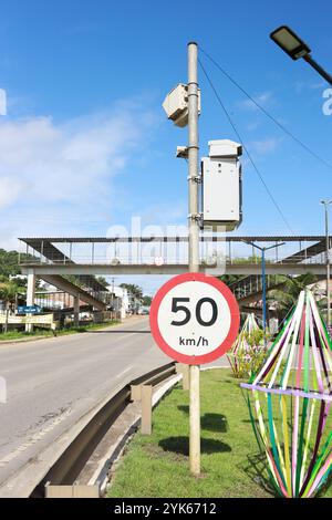 gandu, bahia, brasile - 24 giugno 2024: Vista di un radar per il controllo della velocità del veicolo sull'autostrada federale BR 101. Foto Stock