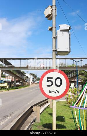 gandu, bahia, brasile - 24 giugno 2024: Vista di un radar per il controllo della velocità del veicolo sull'autostrada federale BR 101. Foto Stock