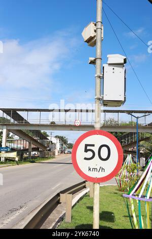 gandu, bahia, brasile - 24 giugno 2024: Vista di un radar per il controllo della velocità del veicolo sull'autostrada federale BR 101. Foto Stock