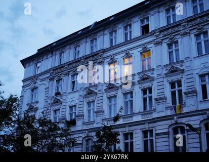 Berlino, Germania. 8 settembre 2024. 08.09.2024, Berlino. In un condominio, un vecchio edificio della fine del secolo, nel quartiere Schoeneberg, una luce brucia in un appartamento al terzo piano dopo il tramonto. Credito: Wolfram Steinberg/dpa credito: Wolfram Steinberg/dpa/Alamy Live News Foto Stock