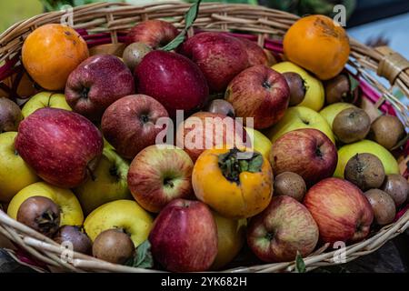 Varieta' colorata di frutta fresca in un cesto di vimini, vivace e maturo Foto Stock
