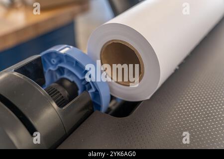 rotolo di carta per la stampa installato su una stampante a getto d'inchiostro Foto Stock