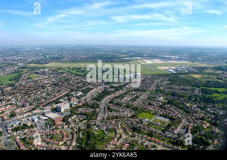Vista aerea dell'aeroporto di Birmingham e degli alloggi residenziali 2004 Foto Stock