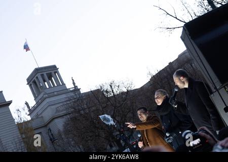 Antikriegs-Demo a Berlino 2024 Berlin, Deutschland - 17.11.2024: Ilja Jaschin, Julia Nawalnaja und Wladimir Kara-Mursa vor der russischen Botschaft a Berlino während einer Antikriegs-Demo a Berlino gegen den Krieg in der Ukraine und gegen die politischen Repressionen innerhalb Russlands. Berlino Foto Stock