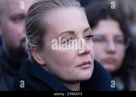 Antikriegs-Demo a Berlino 2024 Berlin, Deutschland - 17.11.2024: Julia Nawalnaja vor der russischen Botschaft a Berlino während einer Antikriegs-Demo a Berlino gegen den Krieg in der Ukraine und gegen die politischen Repressionen innerhalb Russlands. Berlino Foto Stock