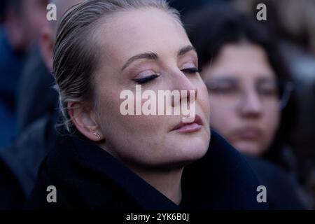 Antikriegs-Demo a Berlino 2024 Berlin, Deutschland - 17.11.2024: Julia Nawalnaja vor der russischen Botschaft a Berlino während einer Antikriegs-Demo a Berlino gegen den Krieg in der Ukraine und gegen die politischen Repressionen innerhalb Russlands. Berlino Foto Stock