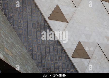 Dettaglio della facciata del Grand Egyptian Museum (GEM) che mostra cartigli, geroglifici e decorazioni a forma triangolare. Foto Stock