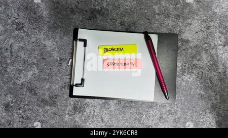 Concetto di problema barrato e opportunità scrivere su appunti adesivi isolati su un tavolo di legno. Foto Stock