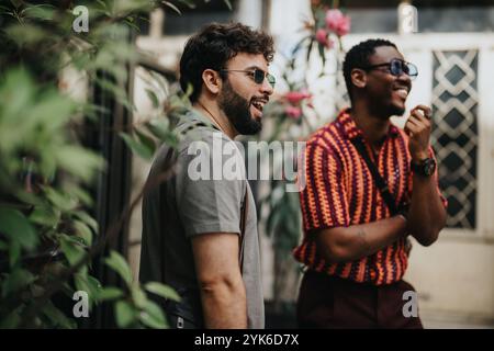 Gli uomini d'affari si godono una conversazione all'aperto in un ambiente rilassato Foto Stock