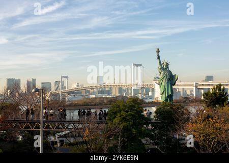 Statua della libertà e ponte arcobaleno, Tokyo, Giappone Foto Stock