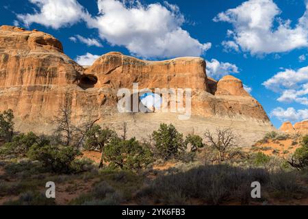 Tunnel Arch lungo il sentiero del Devils Garden nell'Arches National Park nello Utah Foto Stock