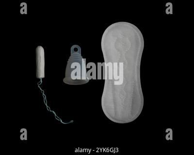 Vari prodotti mestruali: Tamponi, tamponi e coppette mestruali isolati su sfondo nero. Concetto di scelta e confronto con lo spazio di copia. Foto Stock