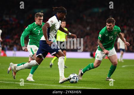 Wembley Stadium, Londra, Regno Unito. 17 novembre 2024. Nations League, League B, Group 2 International Football, Inghilterra contro Repubblica d'Irlanda; Noni Madueke d'Inghilterra affronta Sammie Szmodics e Ryan Manning della Repubblica d'Irlanda Credit: Action Plus Sports/Alamy Live News Foto Stock