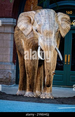 Scultura della grande migrazione degli elefanti realizzata dal collettivo di coesistenza, costruita da artigiani indigeni indiani della Lantana camara, New York City Foto Stock