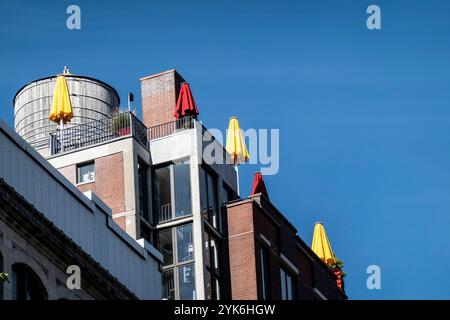 Ombrelli colorati rossi e gialli su una terrazza dell'attico a New York City, New York, Stati Uniti Foto Stock