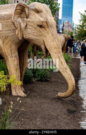 Scultura della grande migrazione degli elefanti realizzata dal collettivo di coesistenza, costruita da artigiani indigeni indiani della Lantana camara, New York City Foto Stock