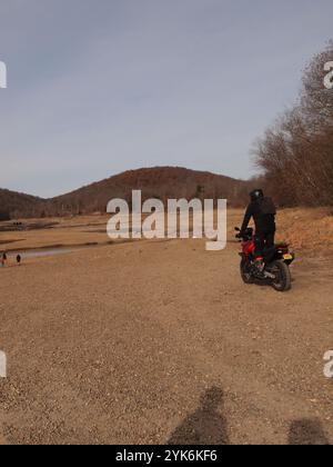 Serbatoio vuoto del New Jersey nella città di West Milford. Basso livello dell'acqua una combinazione di manutenzione e siccità in corso nel New Jersey. Foto Stock
