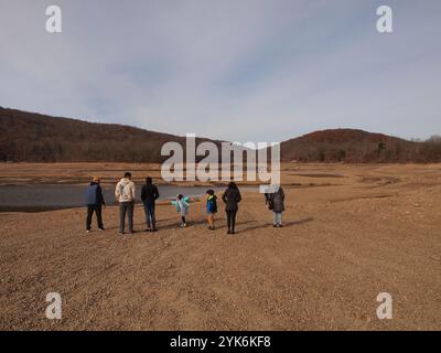 Serbatoio vuoto del New Jersey nella città di West Milford. Basso livello dell'acqua una combinazione di manutenzione e siccità in corso nel New Jersey. Foto Stock