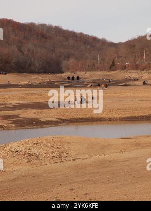 Serbatoio vuoto del New Jersey nella città di West Milford. Basso livello dell'acqua una combinazione di manutenzione e siccità in corso nel New Jersey. Foto Stock