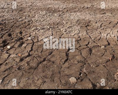 Serbatoio vuoto del New Jersey nella città di West Milford. Basso livello dell'acqua una combinazione di manutenzione e siccità in corso nel New Jersey. Foto Stock