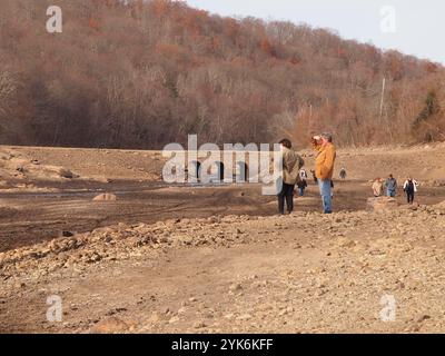 Serbatoio vuoto del New Jersey nella città di West Milford. Basso livello dell'acqua una combinazione di manutenzione e siccità in corso nel New Jersey. Foto Stock