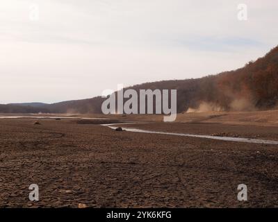 Serbatoio vuoto del New Jersey nella città di West Milford. Basso livello dell'acqua una combinazione di manutenzione e siccità in corso nel New Jersey. Foto Stock