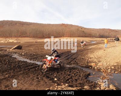 Serbatoio vuoto del New Jersey nella città di West Milford. Basso livello dell'acqua una combinazione di manutenzione e siccità in corso nel New Jersey. Foto Stock