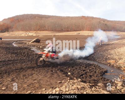 Serbatoio vuoto del New Jersey nella città di West Milford. Basso livello dell'acqua una combinazione di manutenzione e siccità in corso nel New Jersey. Foto Stock