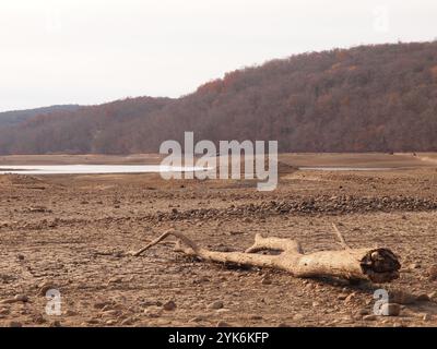 Serbatoio vuoto del New Jersey nella città di West Milford. Basso livello dell'acqua una combinazione di manutenzione e siccità in corso nel New Jersey. Foto Stock