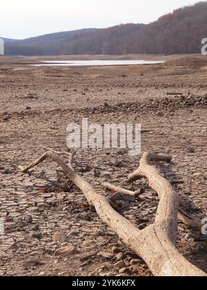 Serbatoio vuoto del New Jersey nella città di West Milford. Basso livello dell'acqua una combinazione di manutenzione e siccità in corso nel New Jersey. Foto Stock