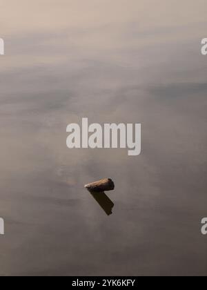 Serbatoio vuoto del New Jersey nella città di West Milford. Basso livello dell'acqua una combinazione di manutenzione e siccità in corso nel New Jersey. Foto Stock