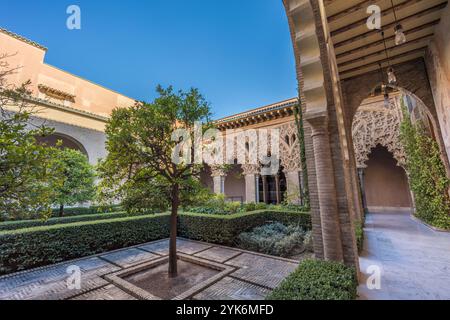 Saragozza, Spagna - 23 luglio 2024: Palacio de la Aljaferia. Patio di Santa Isabel. Palazzo medievale fortificato in stile Mudejar, patrimonio mondiale dell'UNESCO Foto Stock