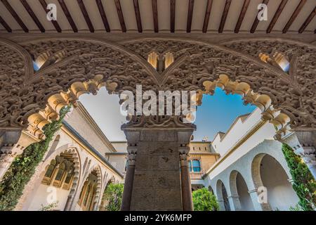 Saragozza, Spagna - 23 luglio 2024: Palacio de la Aljaferia. Patio di Santa Isabel. Palazzo medievale fortificato in stile Mudejar, patrimonio mondiale dell'UNESCO Foto Stock