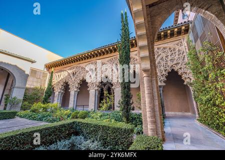 Saragozza, Spagna - 23 luglio 2024: Palacio de la Aljaferia. Patio di Santa Isabel. Palazzo medievale fortificato in stile Mudejar, patrimonio mondiale dell'UNESCO Foto Stock