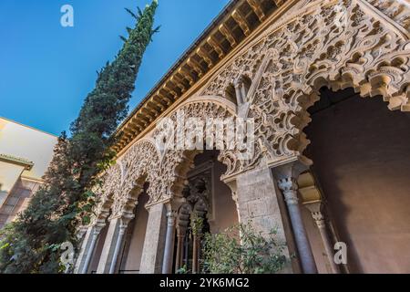 Saragozza, Spagna - 23 luglio 2024: Palacio de la Aljaferia. Patio di Santa Isabel. Palazzo medievale fortificato in stile Mudejar, patrimonio mondiale dell'UNESCO Foto Stock