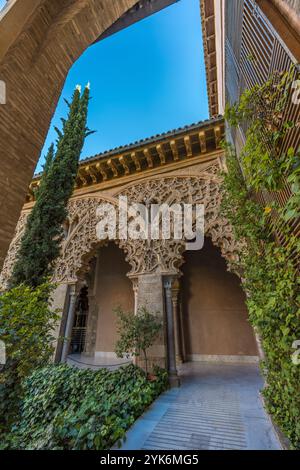 Saragozza, Spagna - 23 luglio 2024: Palacio de la Aljaferia. Patio di Santa Isabel. Palazzo medievale fortificato in stile Mudejar, patrimonio mondiale dell'UNESCO Foto Stock