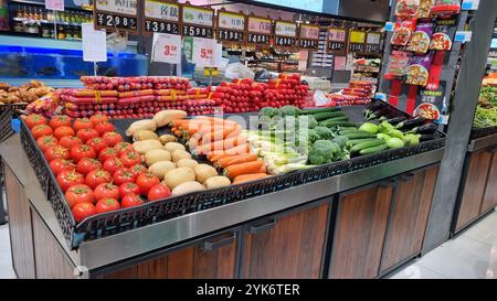 Questa immagine mostra una sezione di prodotti ben fornita in un supermercato cinese. Foto Stock
