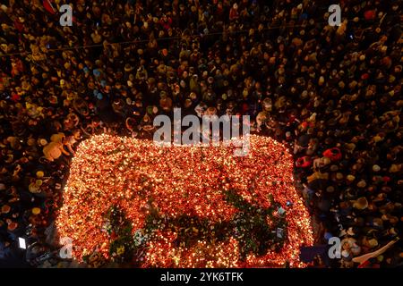 Le persone accendono le candele al memoriale della Rivoluzione di velluto per commemorare il 35° anniversario della Rivoluzione di velluto del 1989 in via Narodni a Praga. La gente festeggia il 35° anniversario della Rivoluzione di velluto, avvenuta il 17 novembre 1989. La rivoluzione iniziò con una dimostrazione studentesca a Praga che fu soppressa dalla polizia antisommossa. La reazione violenta scatenò un'ondata di proteste anticomuniste, che portarono alla fine dei 41 anni di governo monopartitico in Cecoslovacchia. Questo movimento storico alla fine trasformò il paese in una repubblica parlamentare. Drammaturgo e diritti umani AC Foto Stock