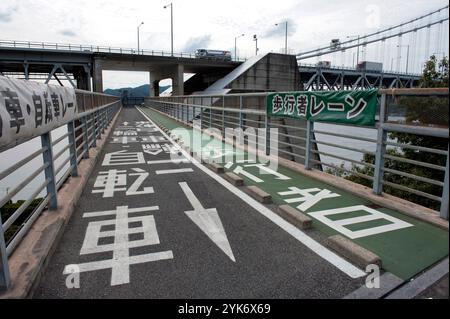 Lo Shimanami Kaido è un percorso ciclistico di 70 chilometri in Giappone che collega Onomichi nella prefettura di Hiroshima a Imabari nella prefettura di Ehime, in Giappone. Foto Stock