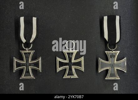 Croce di ferro. Decorazione militare nel Regno di Prussia, Impero tedesco (1871-1918) e Germania nazista (1933-1945). Il ferro attraversa la seconda classe (più comune, assegnato per atti di coraggio sul campo di battaglia). Da sinistra a destra: Croce di ferro progettata nel 1813 (guerre napoleoniche) e croci di ferro progettate nel 1914 (prima guerra mondiale). Museo della guerra lettone. Riga. Lettonia. Foto Stock