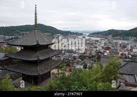 Pagoda a 3 piani al Tempio di Saikokuji sul Monte Atago con vista aerea della città, Onomichi, Hiroshima, Giappone. Foto Stock
