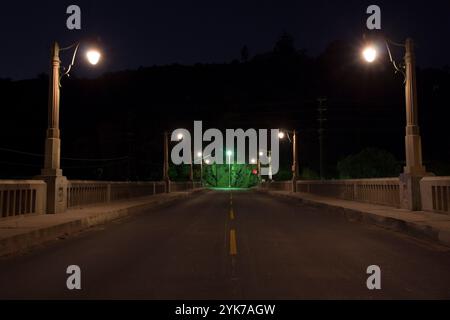 Moody Nighttime view of empty Mulholland Drive nel passo Cahuenga sulla superstrada 101 con prospettiva di luci di strada d'epoca Foto Stock