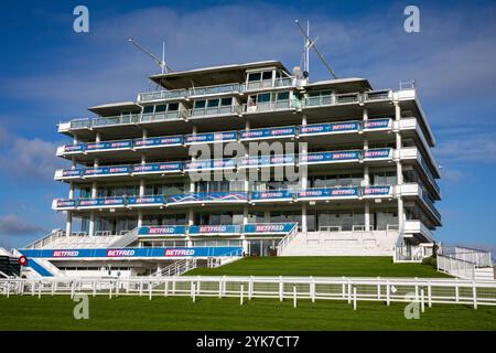 L'immagine raffigura Epsom Downs Queens Stand. Le corse di cavalli si svolgono a Epsom Downs dal 1661. Il campo è meglio conosciuto per aver organizzato tre delle prime gare pianeggianti di grado 1 del Regno Unito, The Oaks, The Coronation Cup e The Derby. Il Derby attira regolarmente folle di oltre 40.000. Nei suoi quasi 400 anni di storia molti re, regine e membri dell'aristocrazia britannici hanno partecipato alle corse a Epsom. Foto Stock