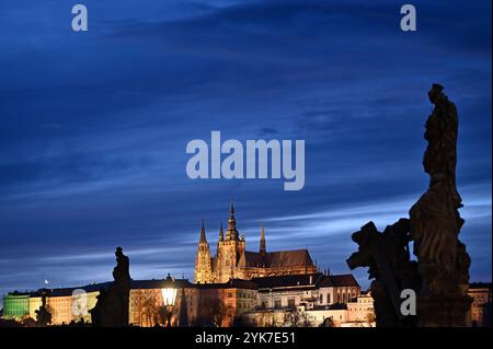 Castello di Praga al crepuscolo dal Ponte Carlo. Praga, Repubblica Ceca Foto Stock