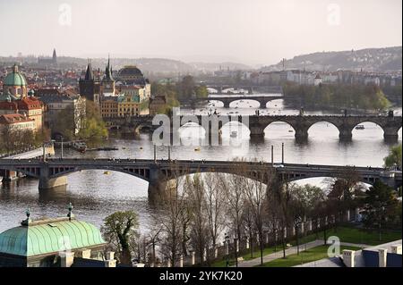 Praga passa sul fiume Moldava dal parco Letna. Praga, Repubblica Ceca Foto Stock
