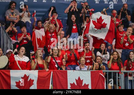 Malaga, Malaga, Spagna. 17 novembre 2024. Impressioni, tifosi del Team Canda, celebrano la vittoria del punto durante le finali della Billie Jean King Cup 2024 - Womens Tennis (immagine di credito: © Mathias Schulz/ZUMA Press Wire) SOLO PER USO EDITORIALE! Non per USO commerciale! Foto Stock