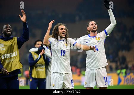 Matteo Guendouzi (SS Lazio) di Francia e Adrien Rabiot (Olympique de Marseille) di Francia festeggiano con i compagni di squadra al termine della partita di calcio della UEFA Nations League tra Italia e Francia allo Stadio San Siro di Milano, Italia il 17 novembre 2024 credito: Piero Cruciatti/Alamy Live News Foto Stock