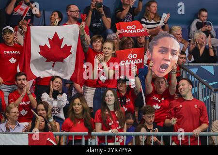 Malaga, Malaga, Spagna. 17 novembre 2024. Impressioni, tifosi del Team Canda, celebrano la vittoria del punto durante le finali della Billie Jean King Cup 2024 - Womens Tennis (immagine di credito: © Mathias Schulz/ZUMA Press Wire) SOLO PER USO EDITORIALE! Non per USO commerciale! Foto Stock